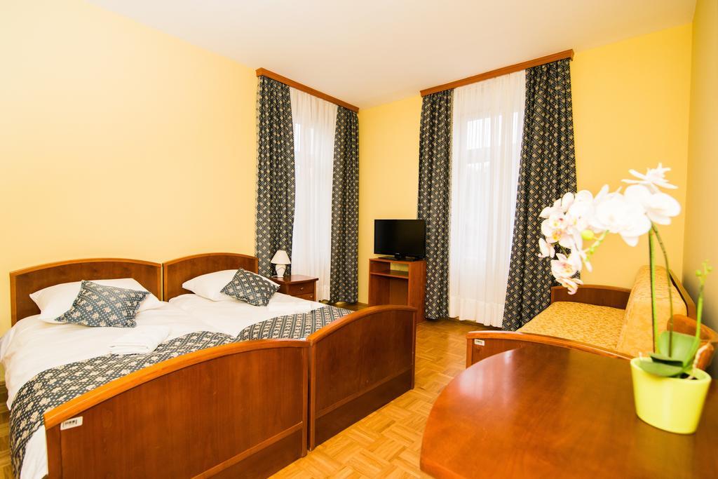 Garni Hotel Vila Ana Рогашка Слатина Экстерьер фото